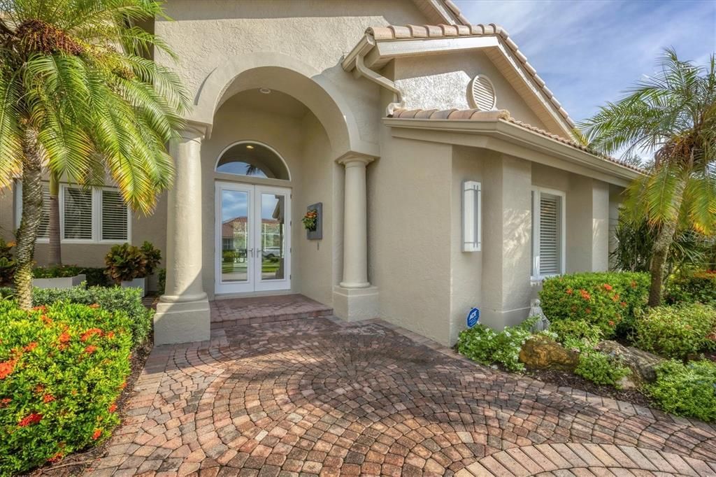 Под контрактом: $1,600,000 (4 спален, 3 ванн, 3669 Квадратных фут)