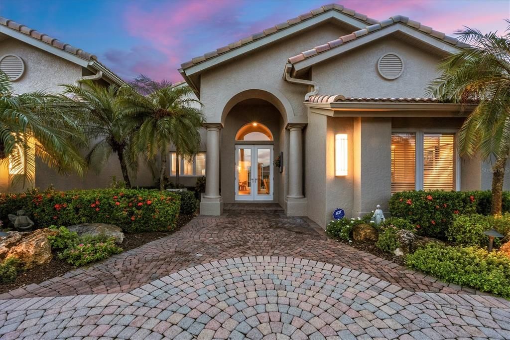 Под контрактом: $1,600,000 (4 спален, 3 ванн, 3669 Квадратных фут)