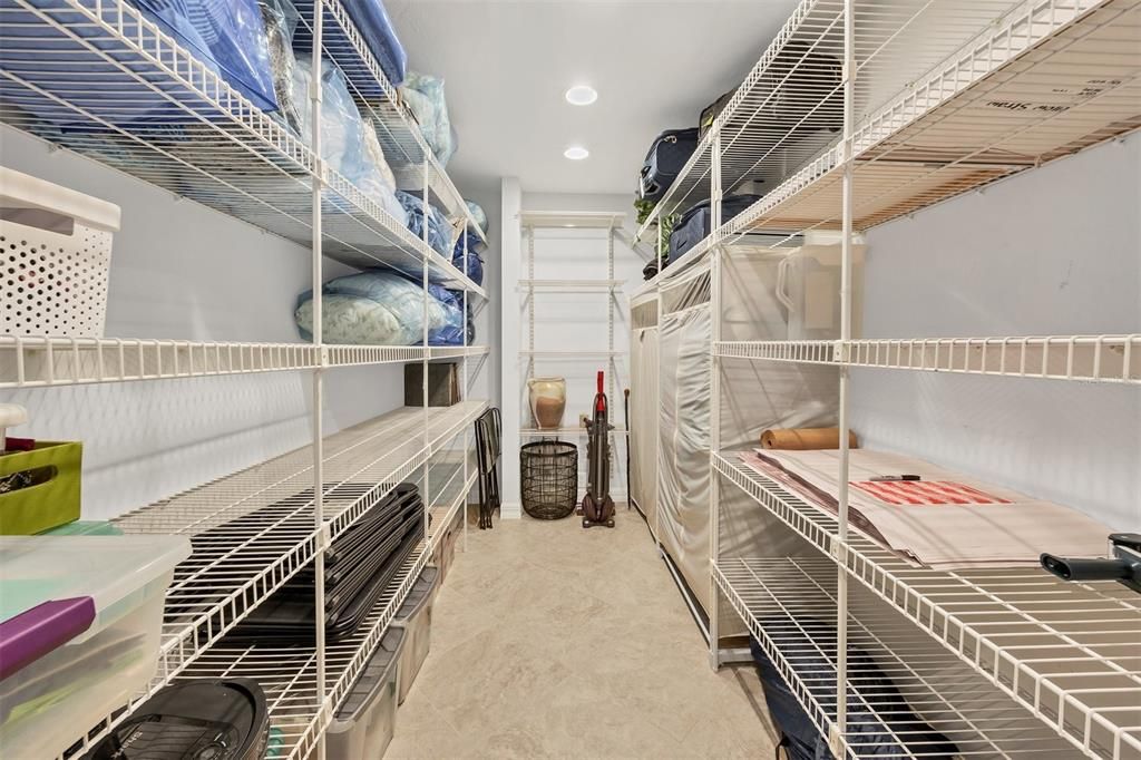 Под контрактом: $1,600,000 (4 спален, 3 ванн, 3669 Квадратных фут)