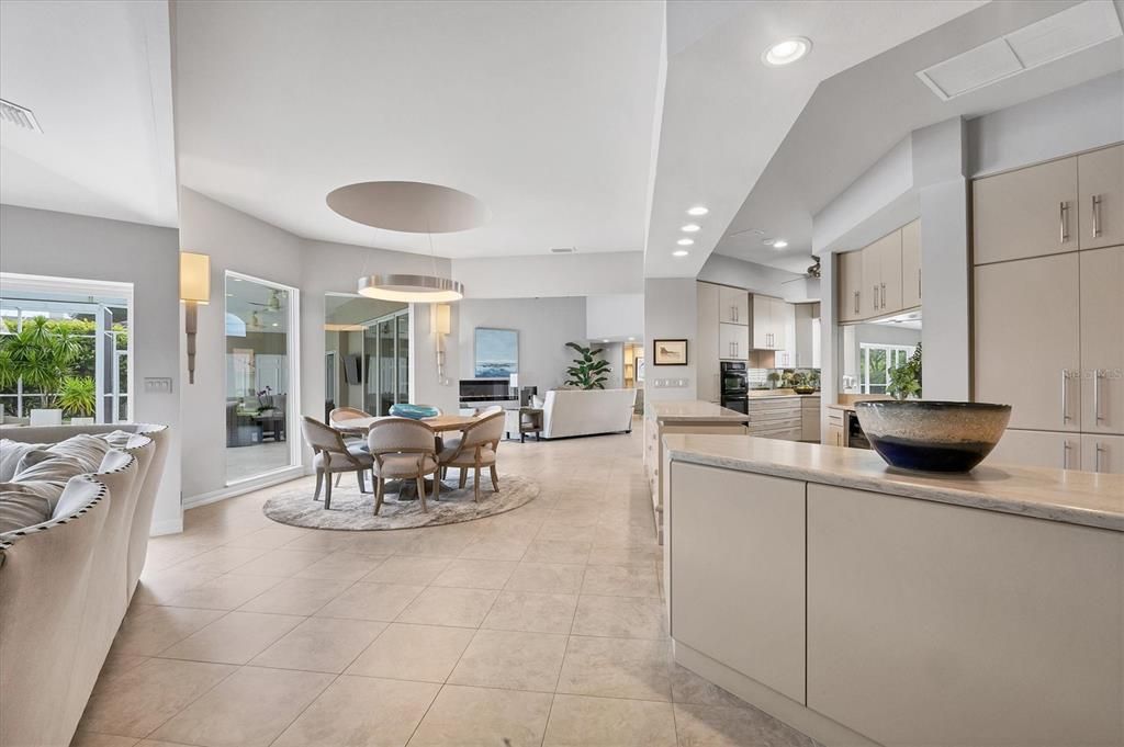 Под контрактом: $1,600,000 (4 спален, 3 ванн, 3669 Квадратных фут)