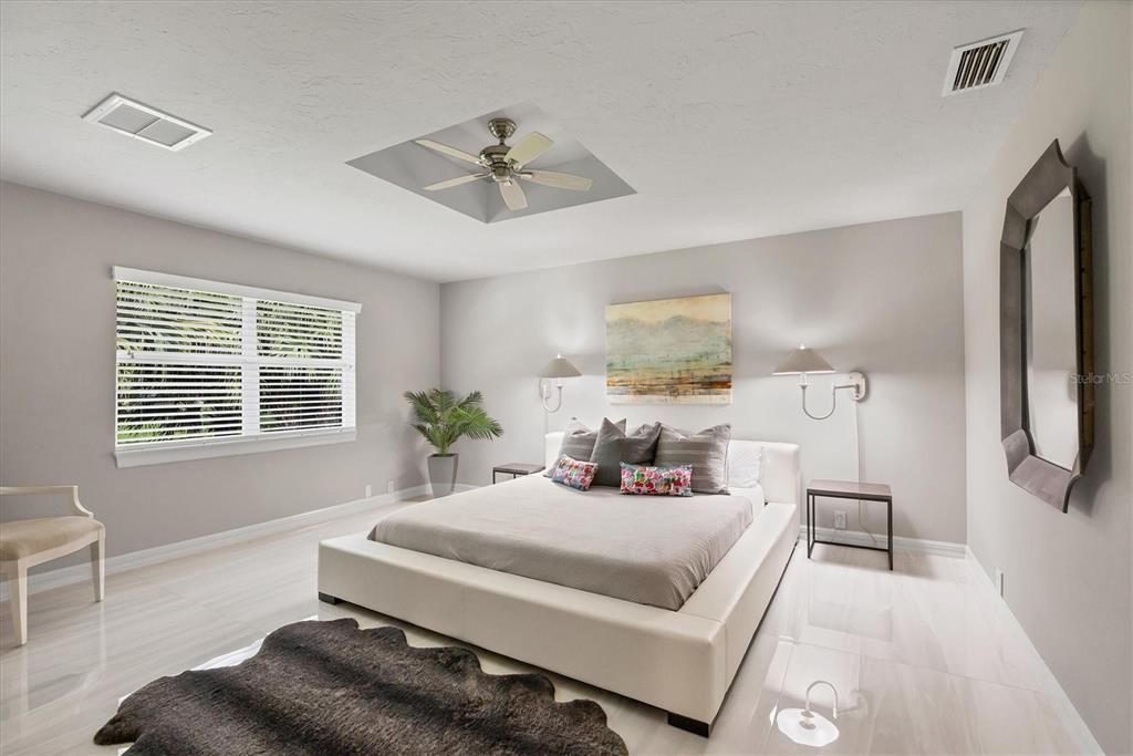 Под контрактом: $1,600,000 (4 спален, 3 ванн, 3669 Квадратных фут)