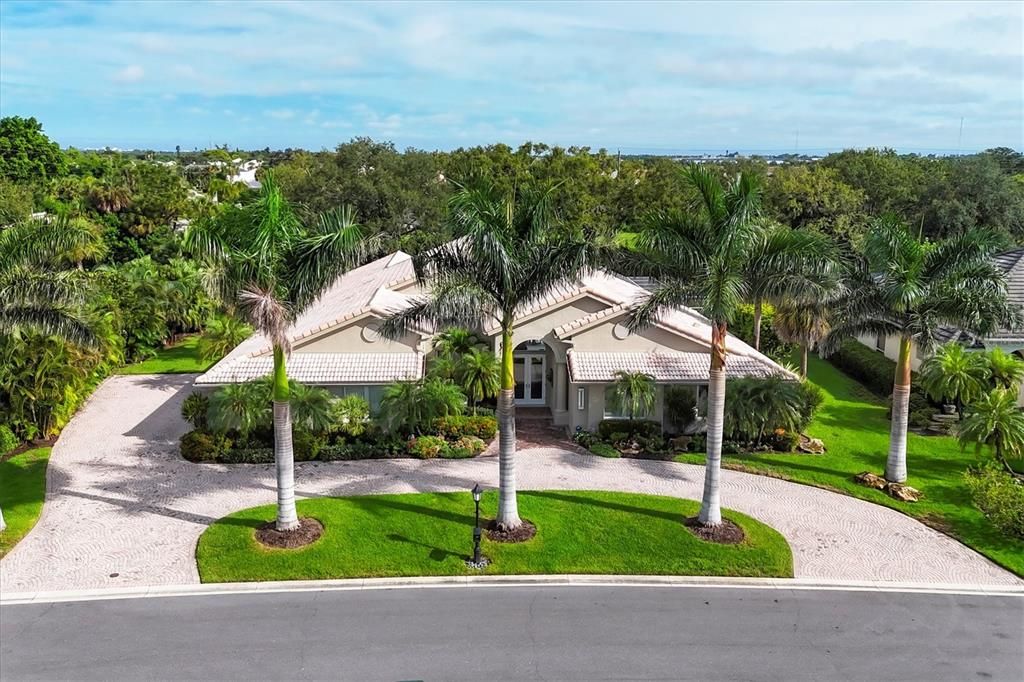 Под контрактом: $1,600,000 (4 спален, 3 ванн, 3669 Квадратных фут)