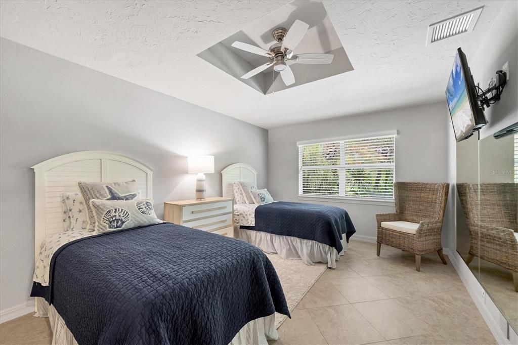 Под контрактом: $1,600,000 (4 спален, 3 ванн, 3669 Квадратных фут)