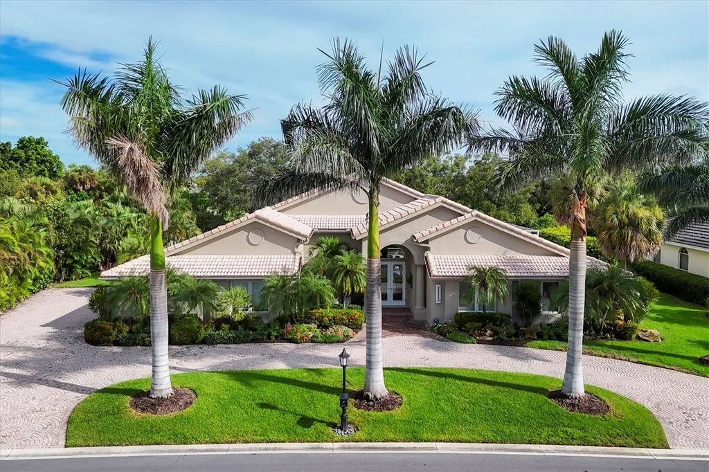 Под контрактом: $1,600,000 (4 спален, 3 ванн, 3669 Квадратных фут)