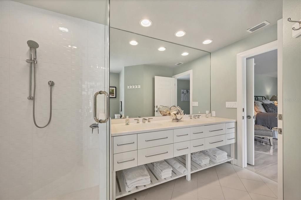 Под контрактом: $1,600,000 (4 спален, 3 ванн, 3669 Квадратных фут)