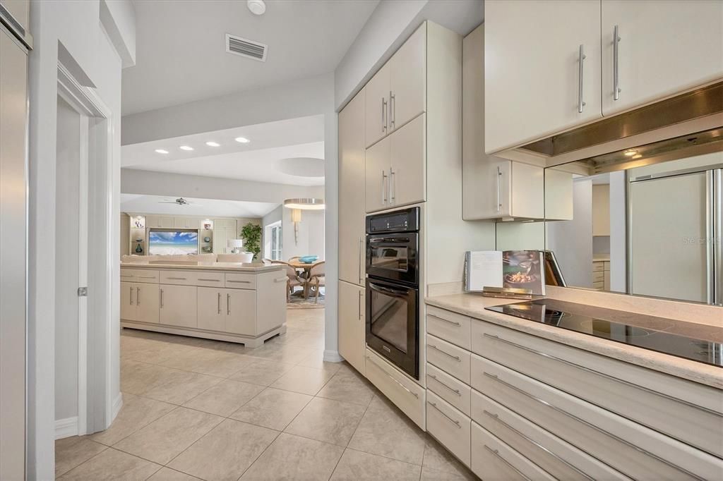 Под контрактом: $1,600,000 (4 спален, 3 ванн, 3669 Квадратных фут)