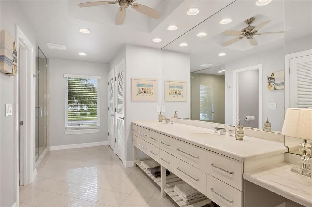 Под контрактом: $1,600,000 (4 спален, 3 ванн, 3669 Квадратных фут)