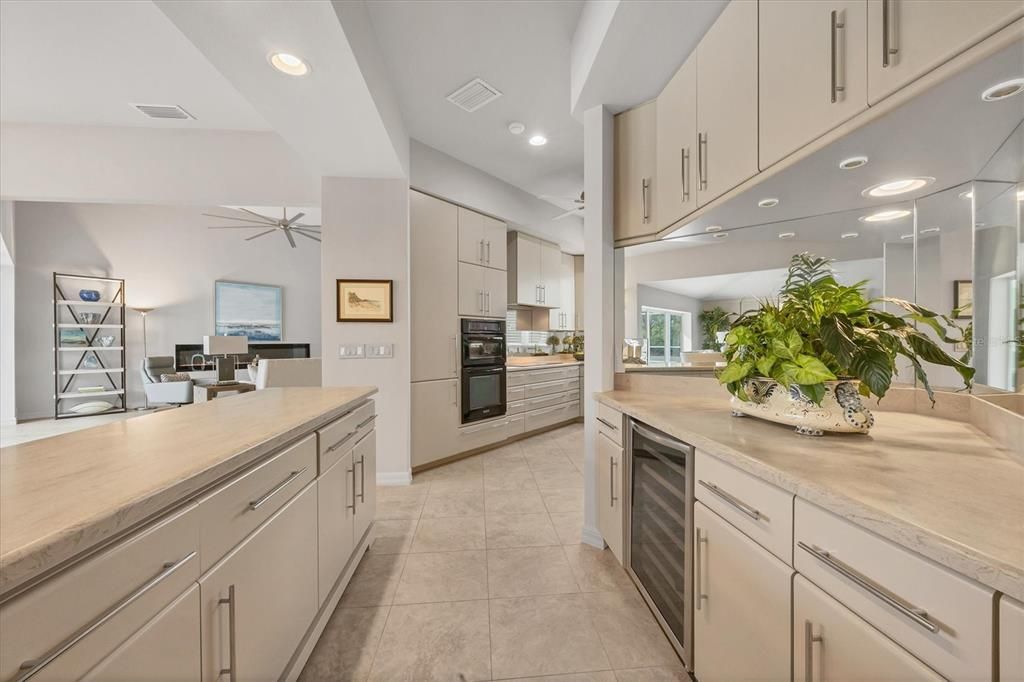 Под контрактом: $1,600,000 (4 спален, 3 ванн, 3669 Квадратных фут)