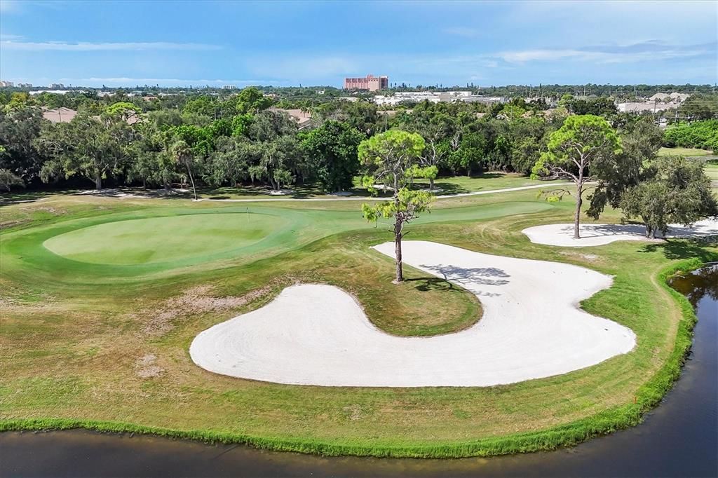 Под контрактом: $1,600,000 (4 спален, 3 ванн, 3669 Квадратных фут)