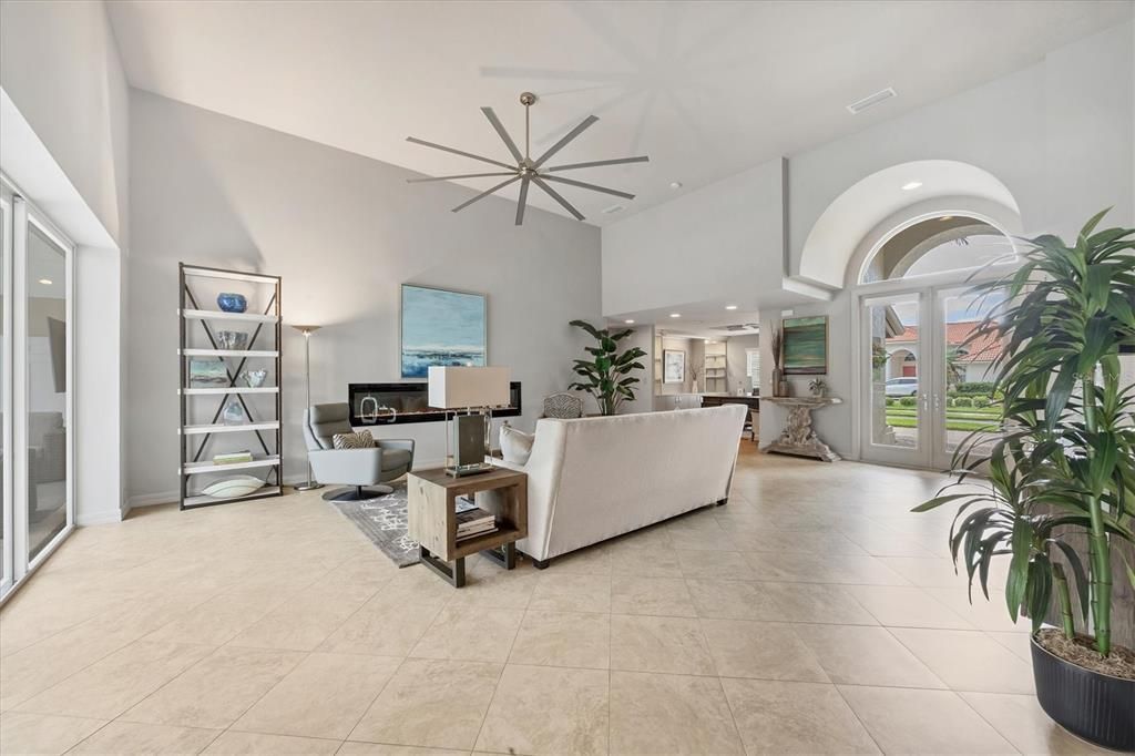 Под контрактом: $1,600,000 (4 спален, 3 ванн, 3669 Квадратных фут)