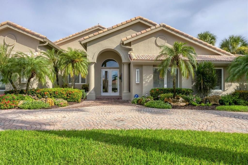 Под контрактом: $1,600,000 (4 спален, 3 ванн, 3669 Квадратных фут)