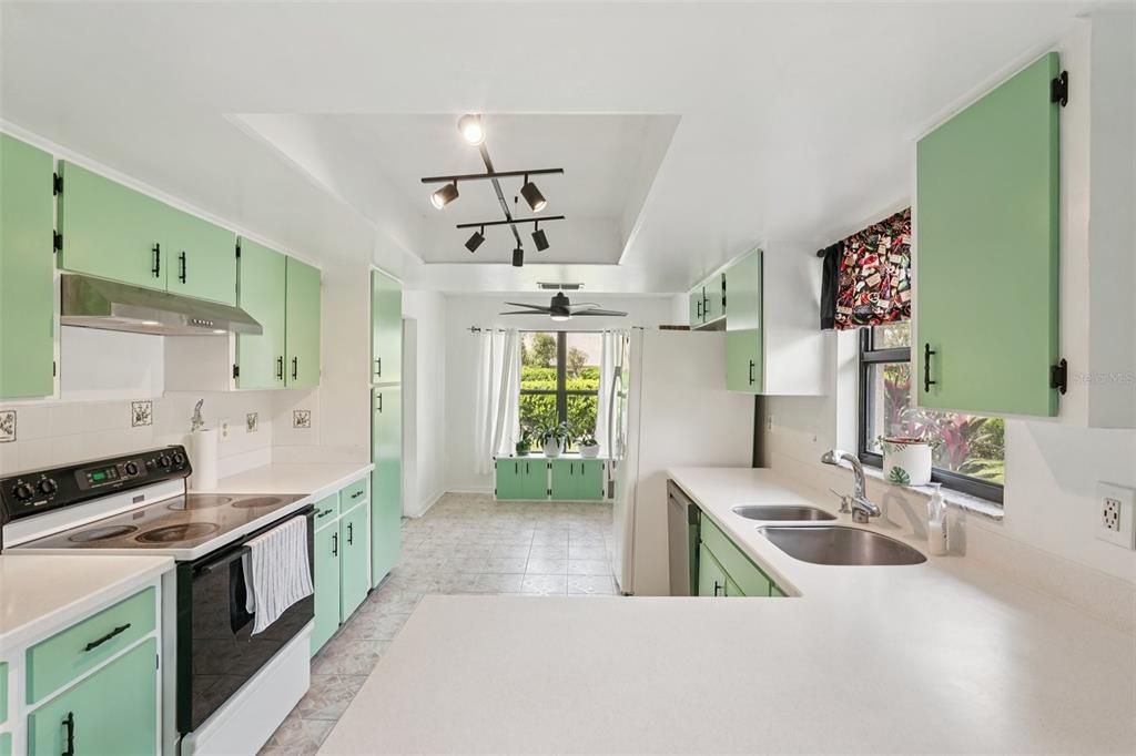 For Sale: $189,900 (2 beds, 2 baths, 1394 Square Feet)