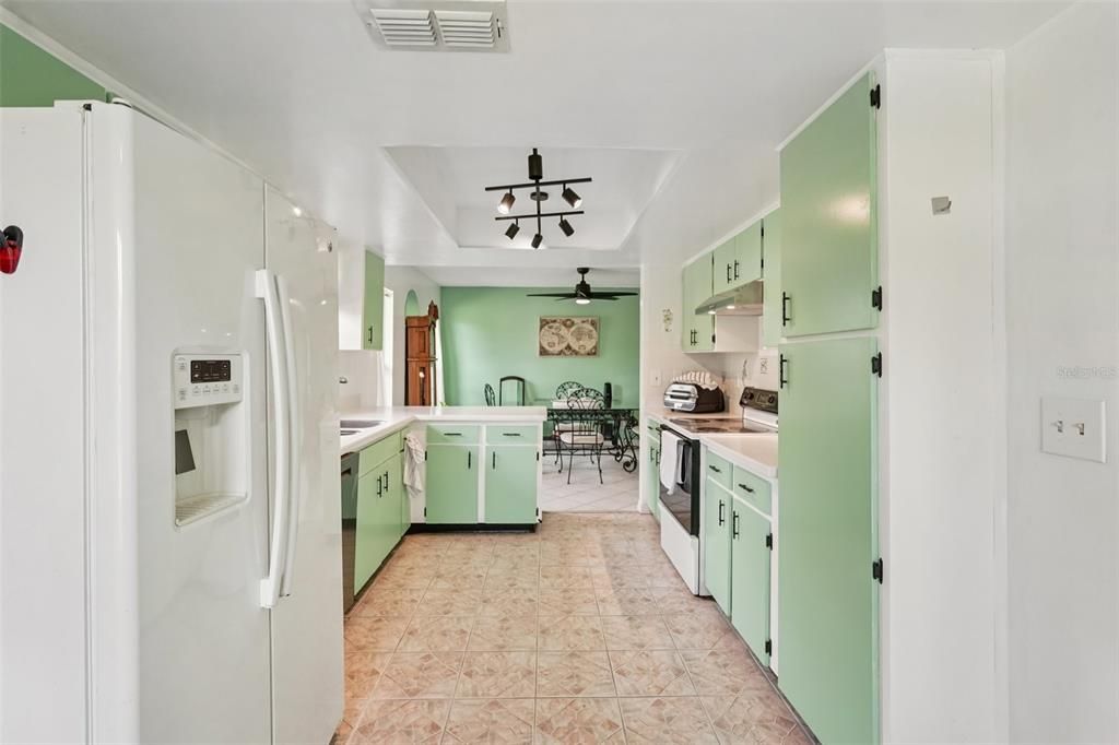 For Sale: $189,900 (2 beds, 2 baths, 1394 Square Feet)