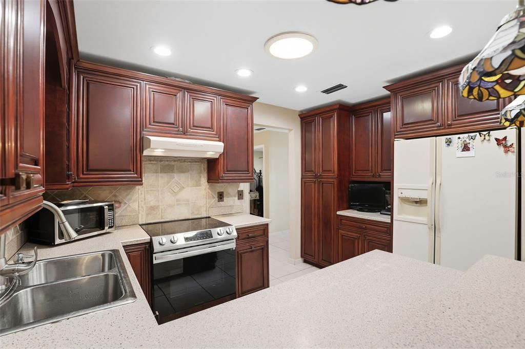 Под контрактом: $525,000 (4 спален, 2 ванн, 2232 Квадратных фут)