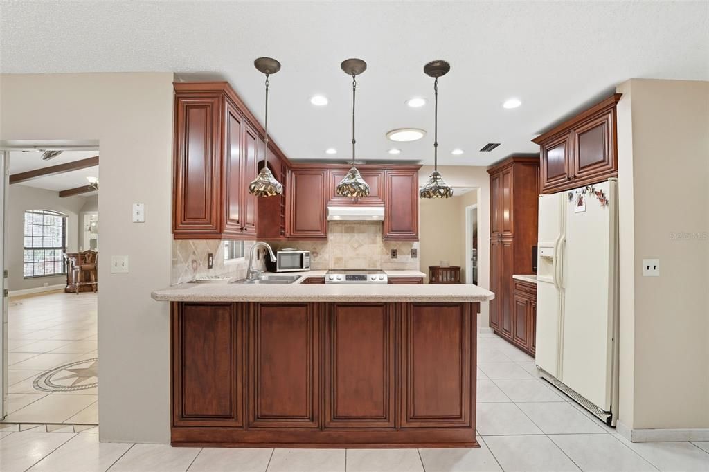 Под контрактом: $525,000 (4 спален, 2 ванн, 2232 Квадратных фут)