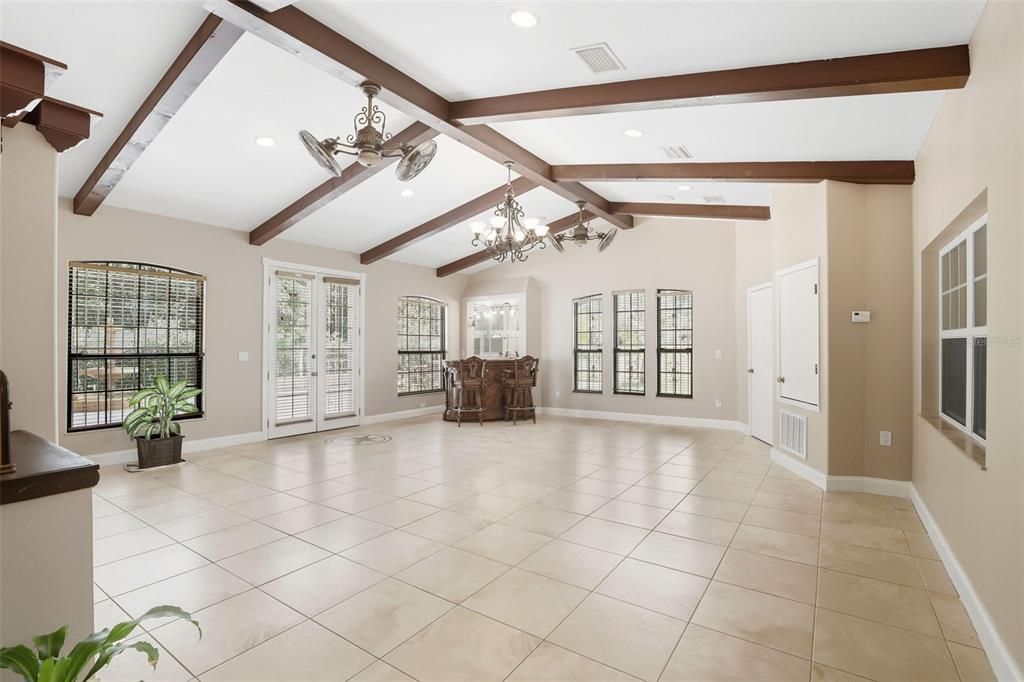 Под контрактом: $525,000 (4 спален, 2 ванн, 2232 Квадратных фут)