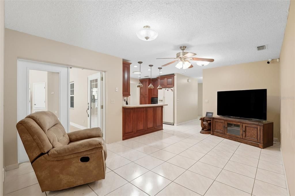 Под контрактом: $525,000 (4 спален, 2 ванн, 2232 Квадратных фут)