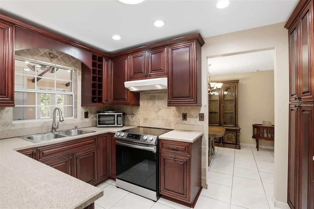 Под контрактом: $525,000 (4 спален, 2 ванн, 2232 Квадратных фут)