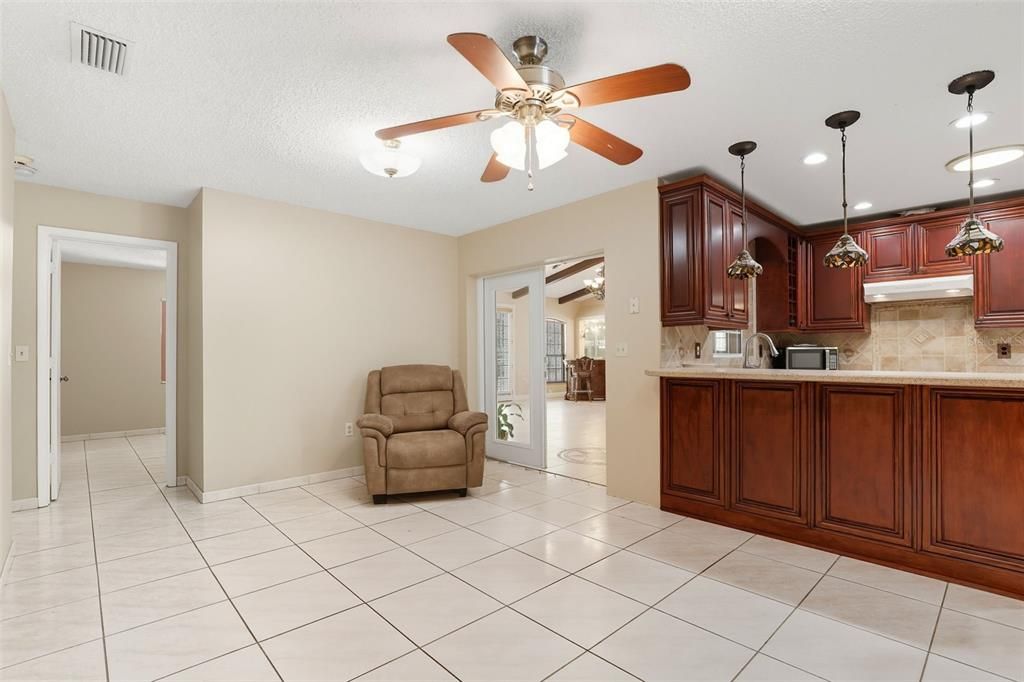 Под контрактом: $525,000 (4 спален, 2 ванн, 2232 Квадратных фут)