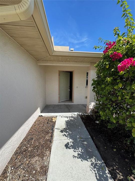 出租: $1,350 (2 贝兹, 1 浴室, 2342 平方英尺)