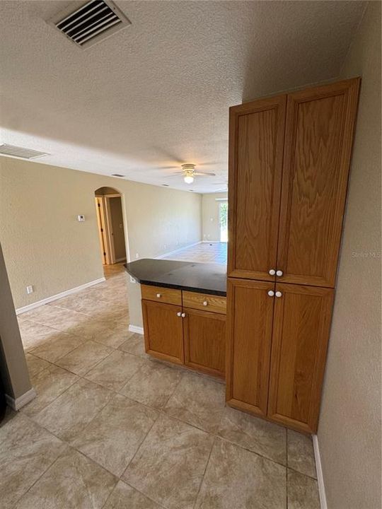 出租: $1,350 (2 贝兹, 1 浴室, 2342 平方英尺)