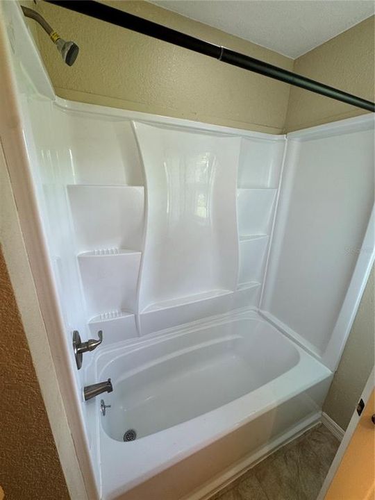 出租: $1,350 (2 贝兹, 1 浴室, 2342 平方英尺)