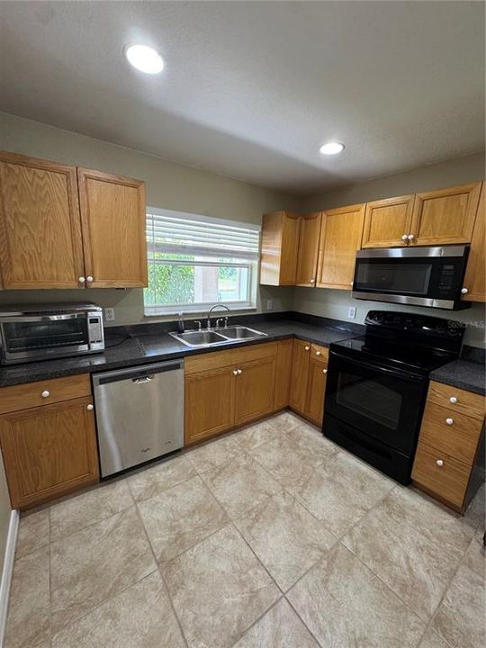 出租: $1,350 (2 贝兹, 1 浴室, 2342 平方英尺)