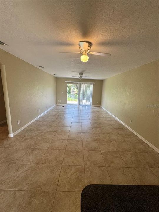 出租: $1,350 (2 贝兹, 1 浴室, 2342 平方英尺)