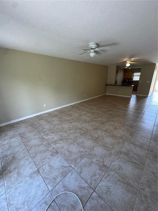 出租: $1,350 (2 贝兹, 1 浴室, 2342 平方英尺)