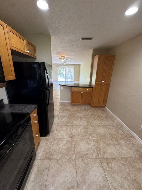 出租: $1,350 (2 贝兹, 1 浴室, 2342 平方英尺)