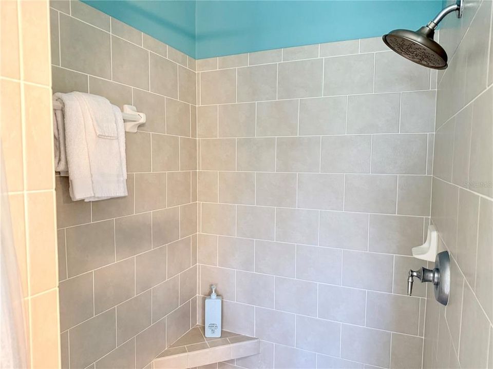 En Venta: $1,399,000 (3 camas, 3 baños, 2300 Pies cuadrados)