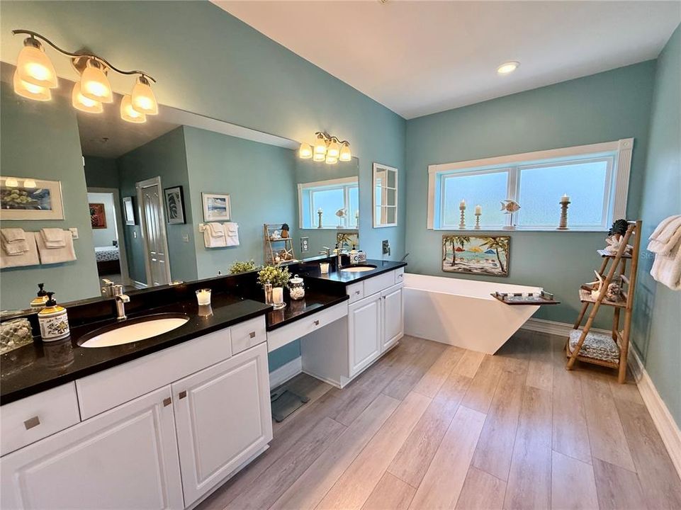 En Venta: $1,399,000 (3 camas, 3 baños, 2300 Pies cuadrados)