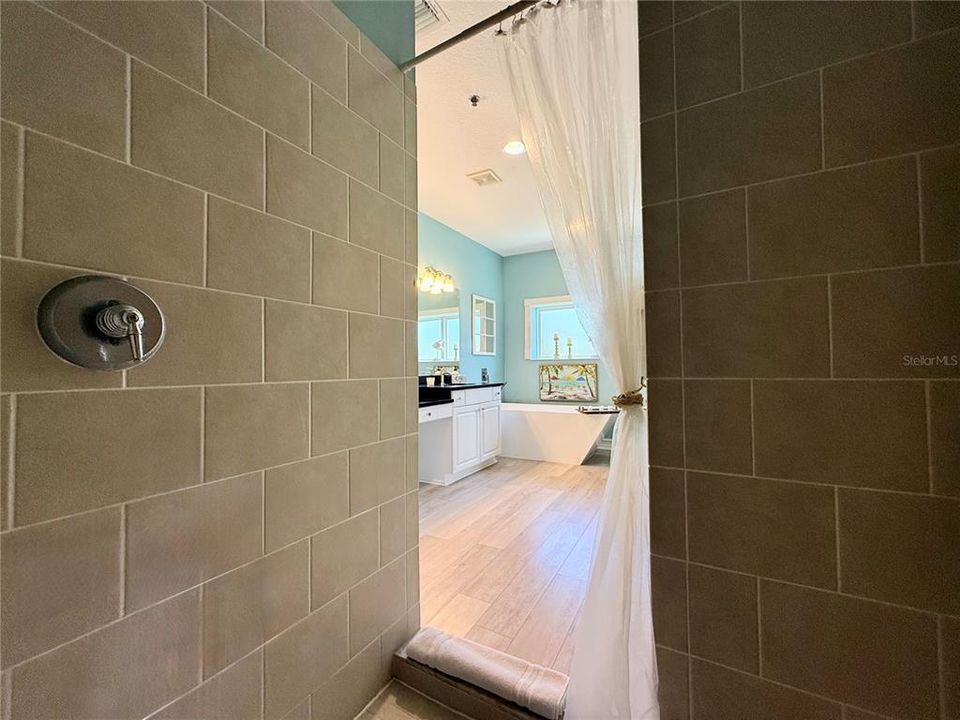 En Venta: $1,399,000 (3 camas, 3 baños, 2300 Pies cuadrados)