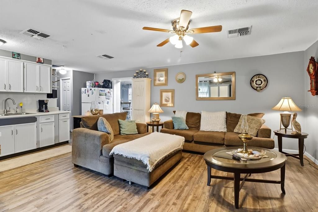 待售: $219,900 (1 贝兹, 1 浴室, 850 平方英尺)