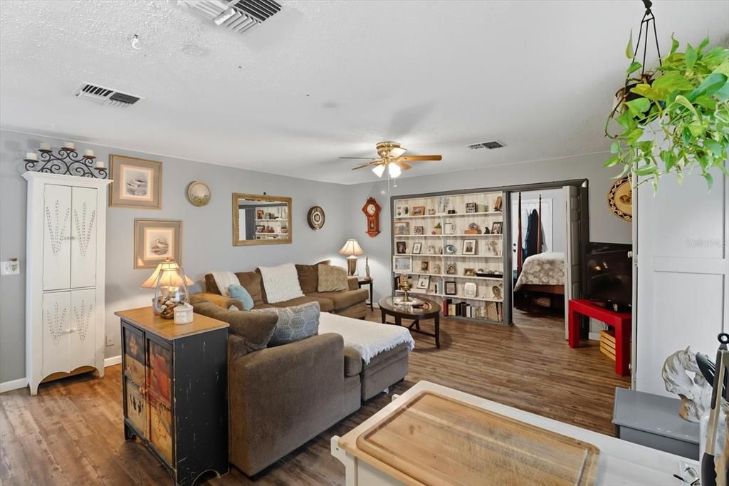 待售: $219,900 (1 贝兹, 1 浴室, 850 平方英尺)