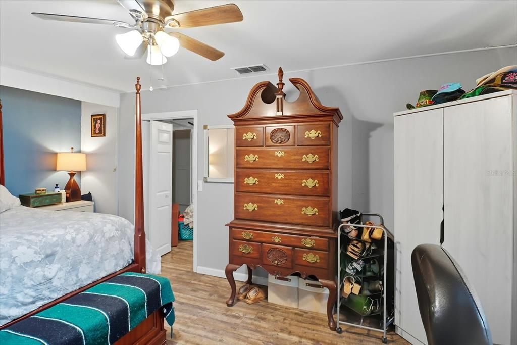 待售: $219,900 (1 贝兹, 1 浴室, 850 平方英尺)