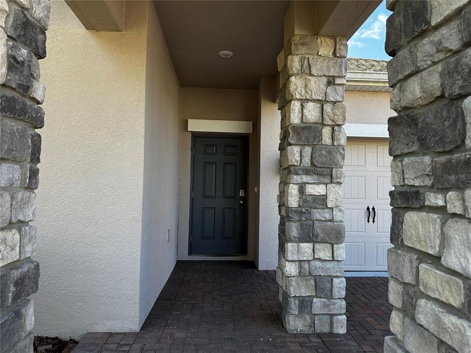 合同活跃: $2,900 (4 贝兹, 3 浴室, 2136 平方英尺)