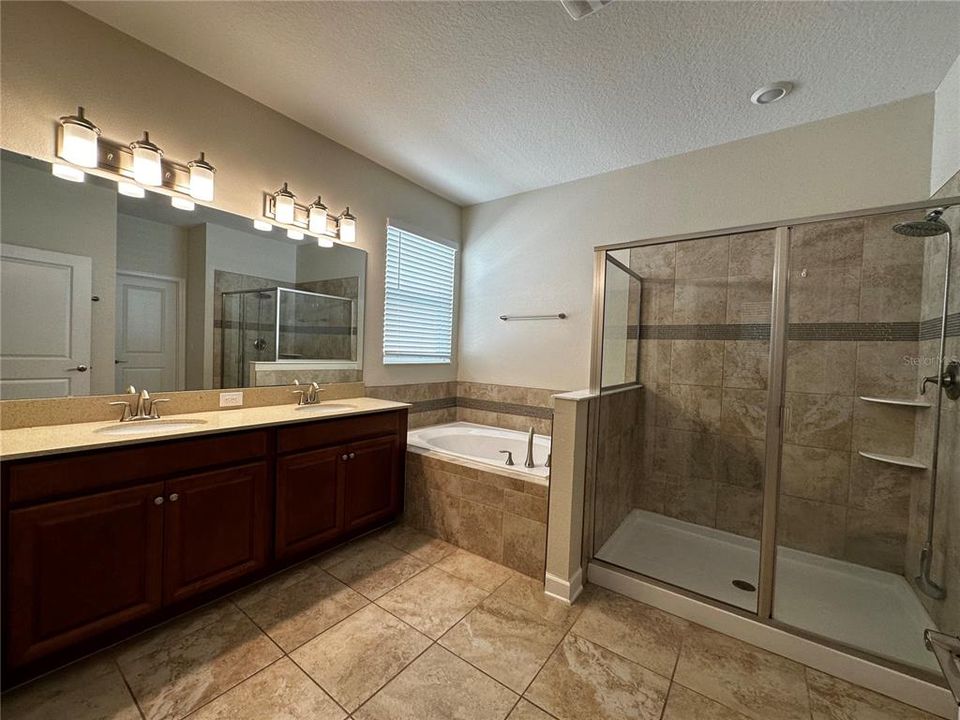 合同活跃: $2,900 (4 贝兹, 3 浴室, 2136 平方英尺)