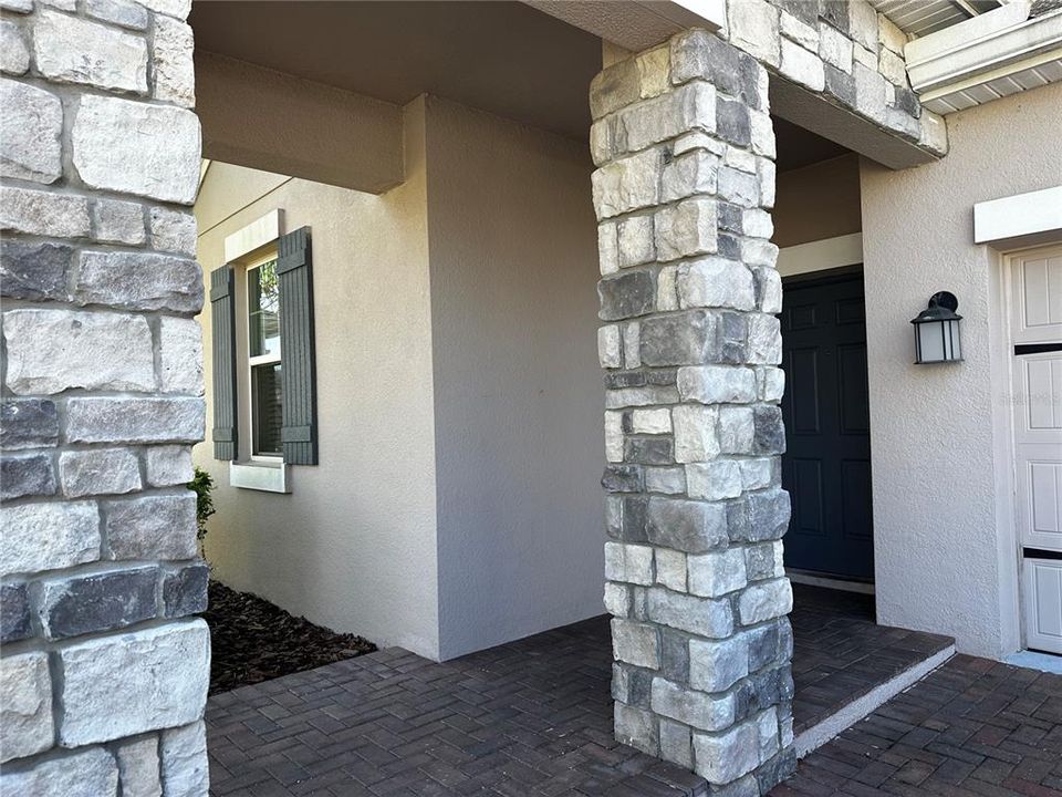 合同活跃: $2,900 (4 贝兹, 3 浴室, 2136 平方英尺)