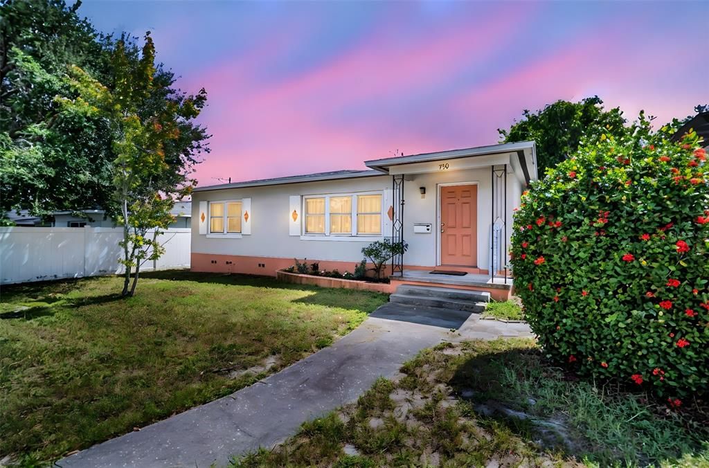 最近售出: $449,000 (2 贝兹, 1 浴室, 1296 平方英尺)