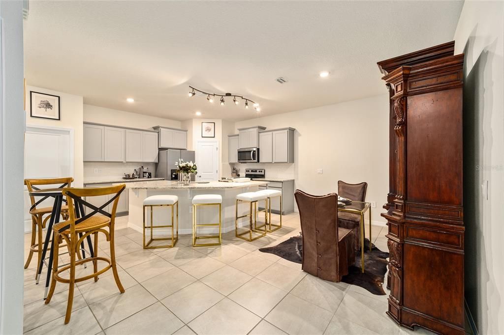 Activo con contrato: $299,500 (2 camas, 2 baños, 1571 Pies cuadrados)