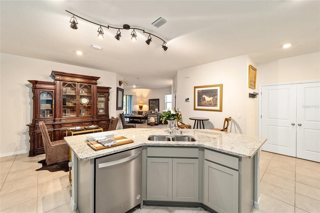 Activo con contrato: $299,500 (2 camas, 2 baños, 1571 Pies cuadrados)