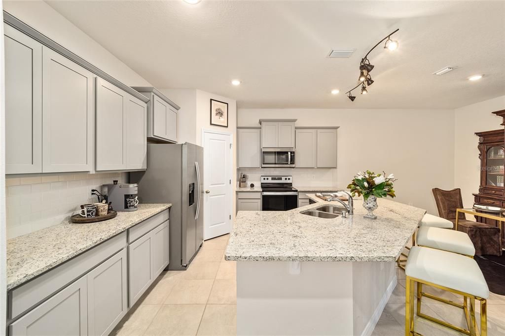 Activo con contrato: $299,500 (2 camas, 2 baños, 1571 Pies cuadrados)