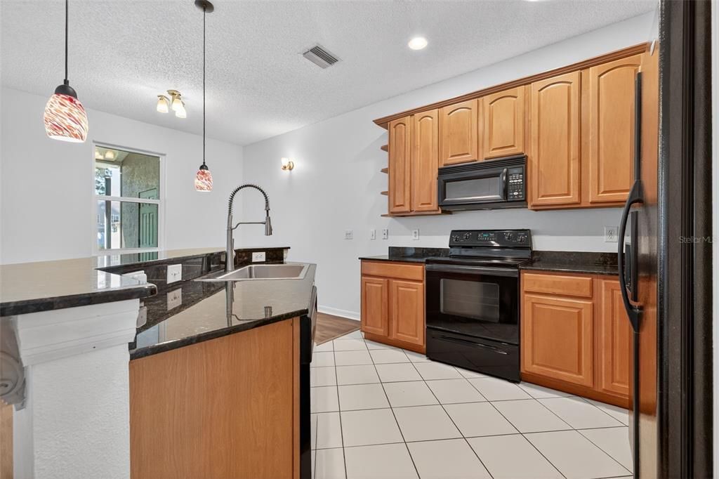 合同活跃: $339,900 (3 贝兹, 2 浴室, 1343 平方英尺)