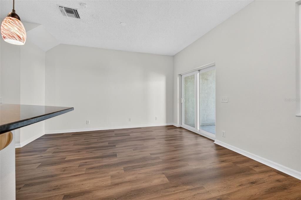 合同活跃: $339,900 (3 贝兹, 2 浴室, 1343 平方英尺)