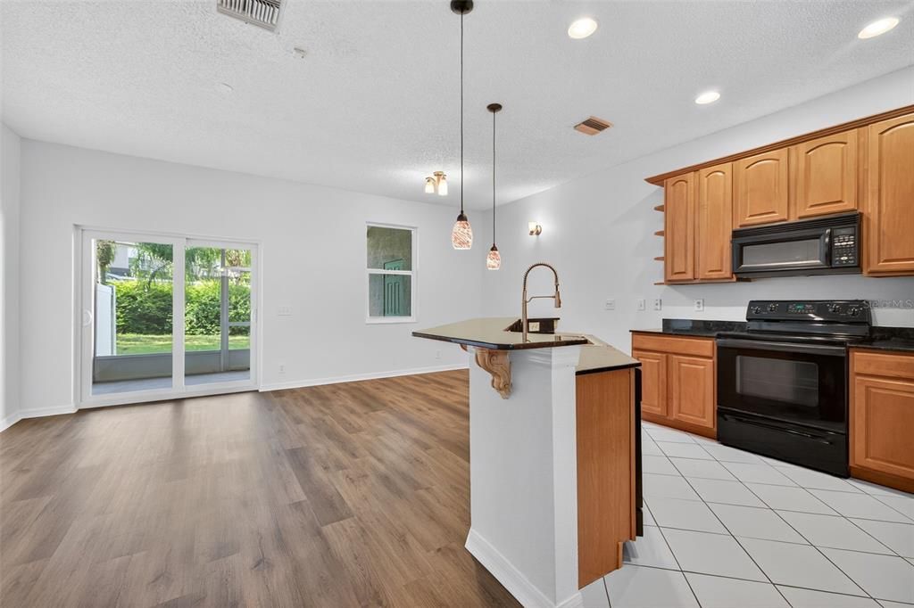 合同活跃: $339,900 (3 贝兹, 2 浴室, 1343 平方英尺)