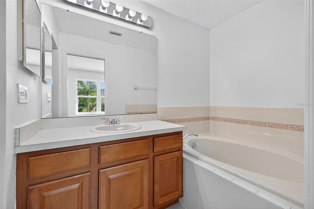 合同活跃: $339,900 (3 贝兹, 2 浴室, 1343 平方英尺)