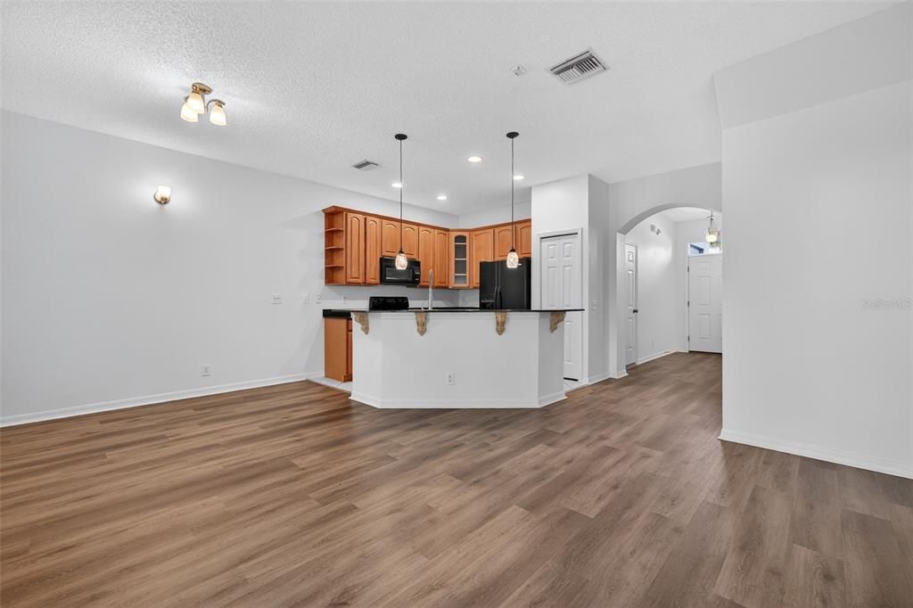 合同活跃: $339,900 (3 贝兹, 2 浴室, 1343 平方英尺)