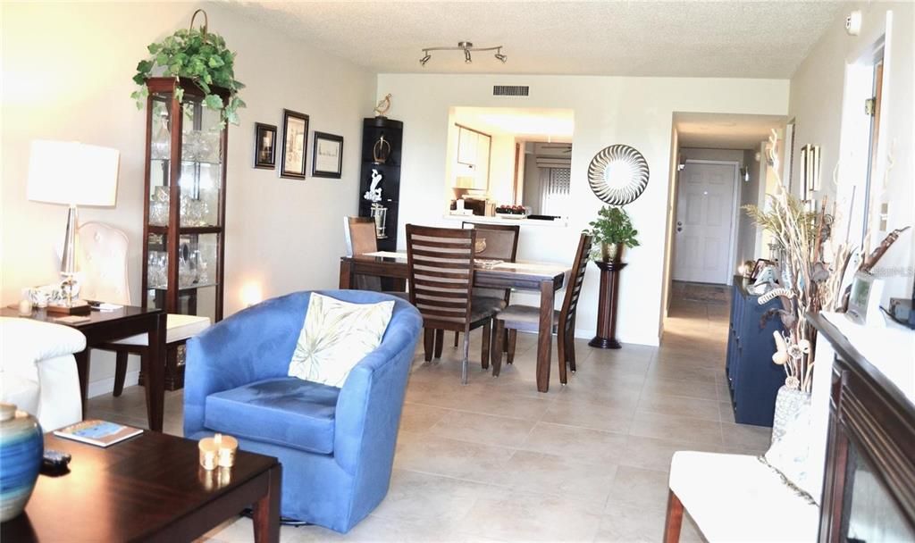 Active With Contract: $230,000 (2 beds, 2 baths, 1280 Square Feet)