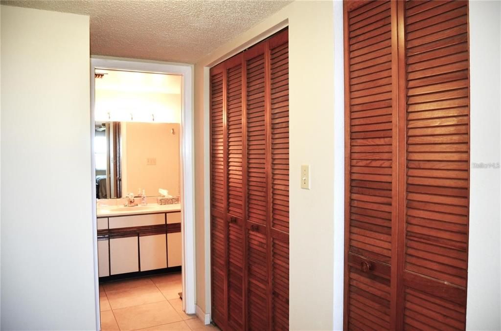 Active With Contract: $230,000 (2 beds, 2 baths, 1280 Square Feet)